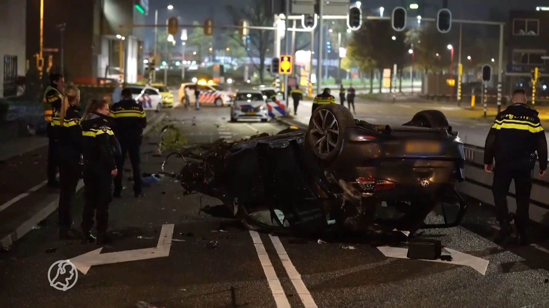 Megacrash in Utrecht: auto ramt gebouw en slaat over de kop