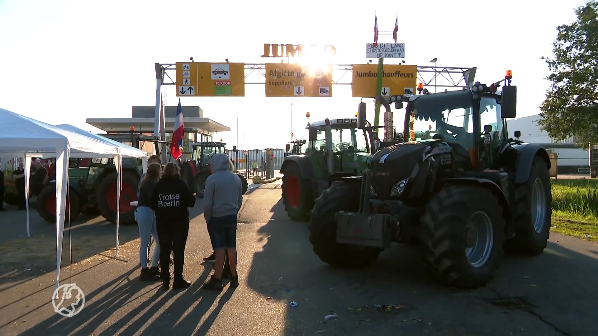 Boeren halen nacht door bij distributiecentra: 'We gaan voorlopig niet weg!'