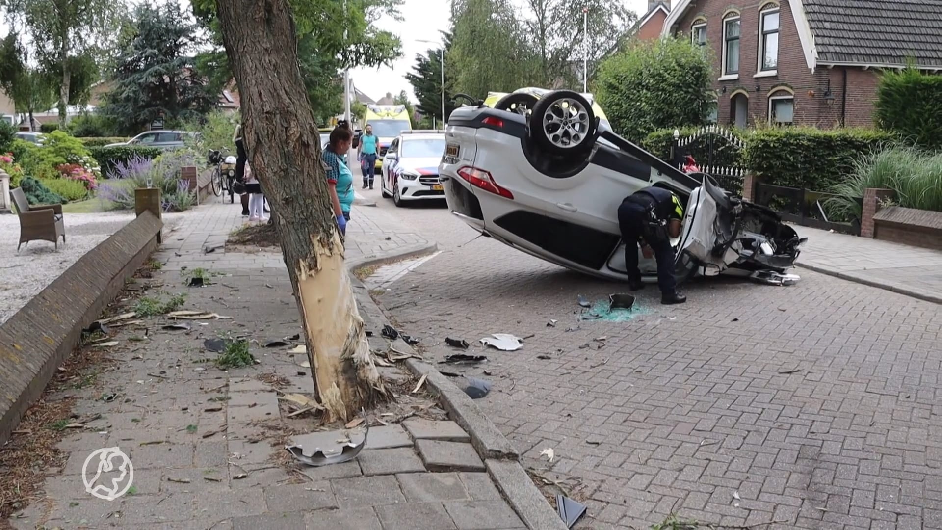 Twee gewonden nadat auto over de kop slaat in straat Rijnsburg