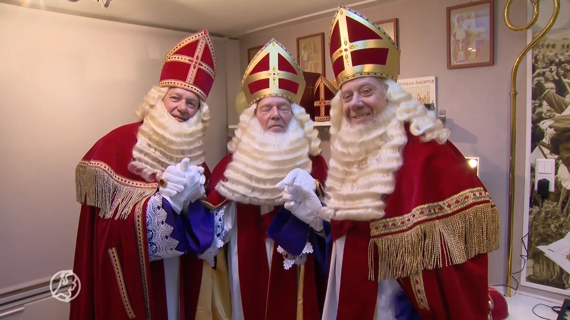 Sinterklaaskappers door regenachtige intochten druk met baarden
