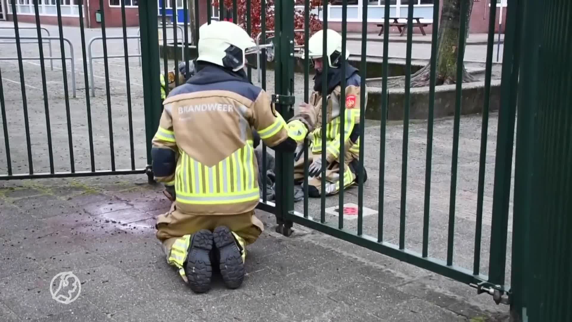 Ree komt vast te zitten in hekwerk, brandweer bevrijdt dier uit benarde situatie