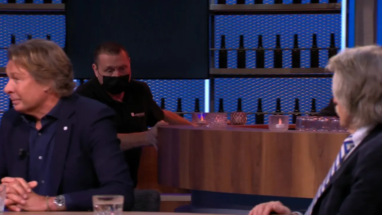 Decor van Veronica Inside wordt live in laatste uitzending afgebroken