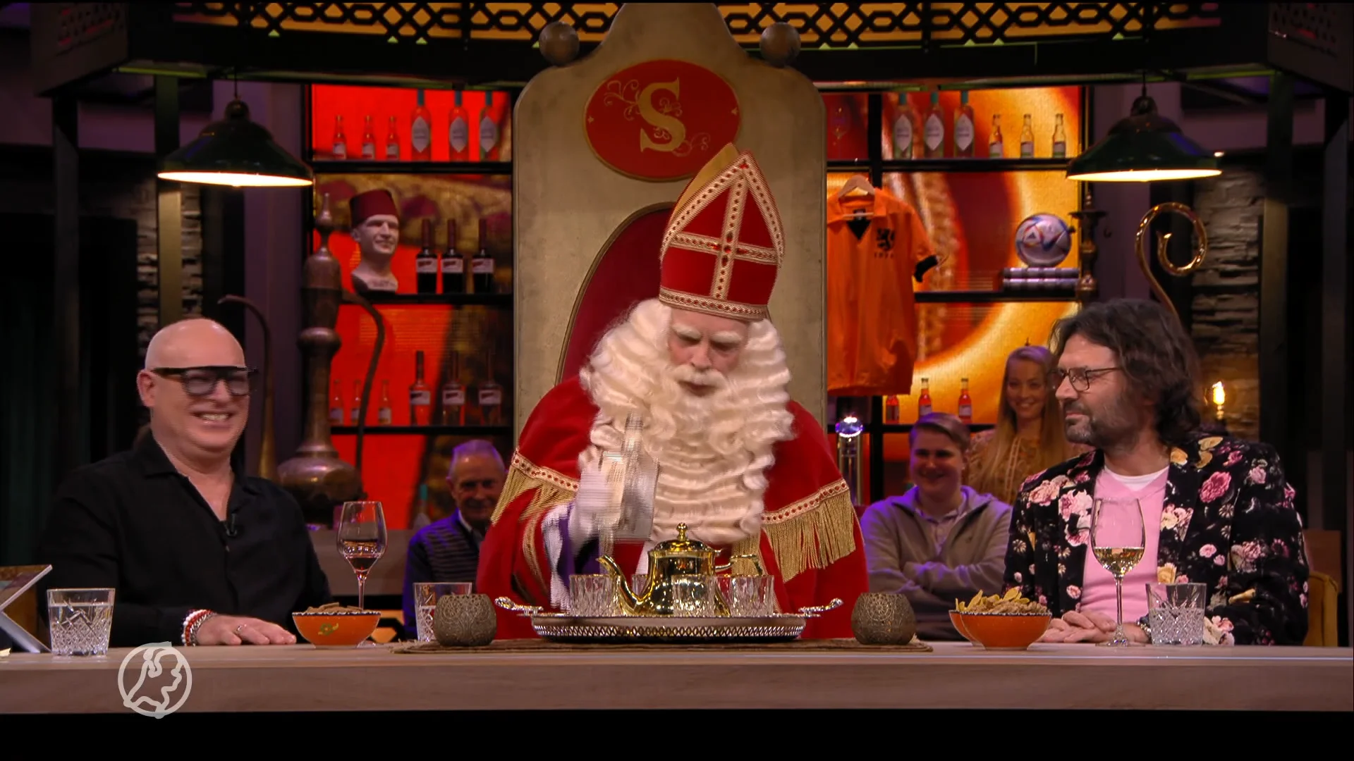 Hilariteit aan tafel bij VI-heren: Sinterklaas neemt pikant cadeautje mee