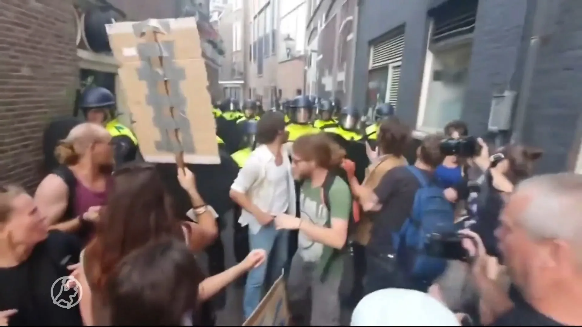 Tientallen demonstranten proberen pand te kraken na woonprotest, politie in actie