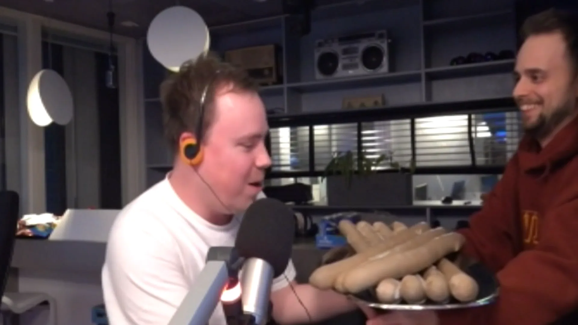 ZIEN: Snackspert krijgt tachtig kilo mayonaise en meterslange frikandel voor zijn verjaardag