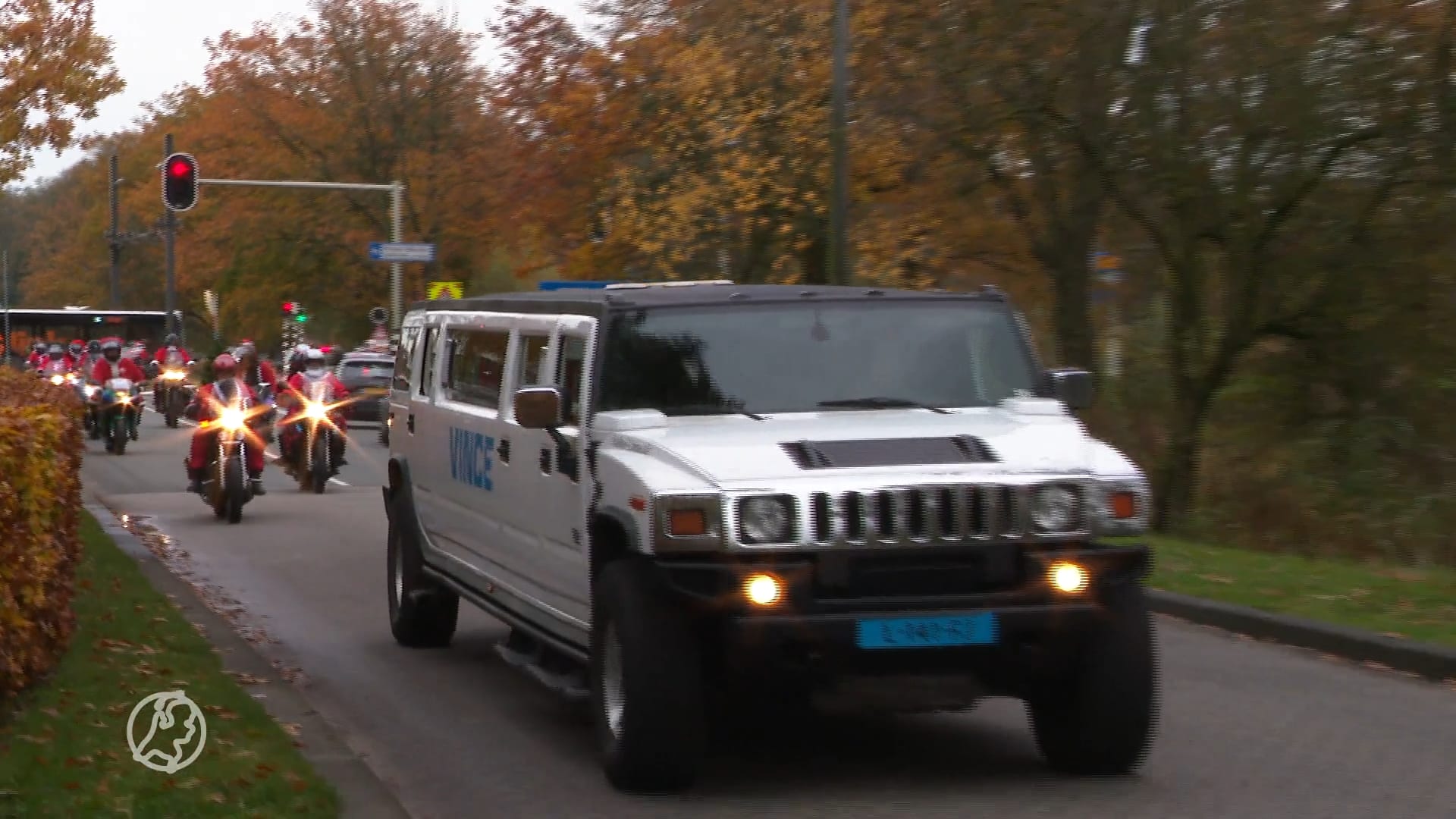 Vince geneest van kanker en wordt door kerstmannen en - vrouwen per limo naar huis gebracht