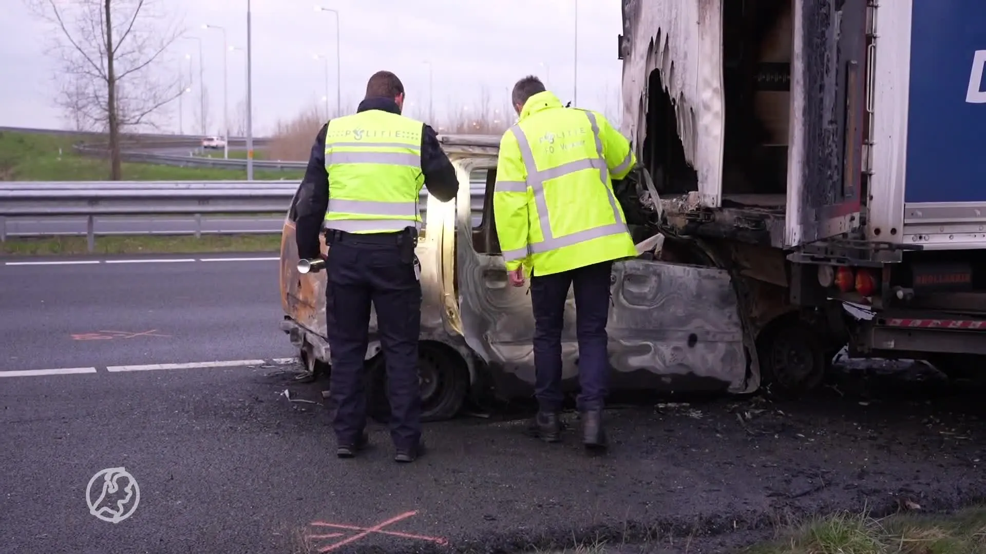 Bewusteloze bestuurder door omstanders uit auto gehaald die daarna in brand vliegt