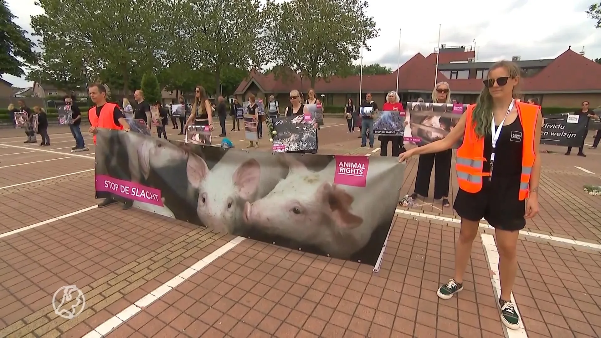 Wake voor 4.600 varkens die stierven bij stalbrand Nederweert