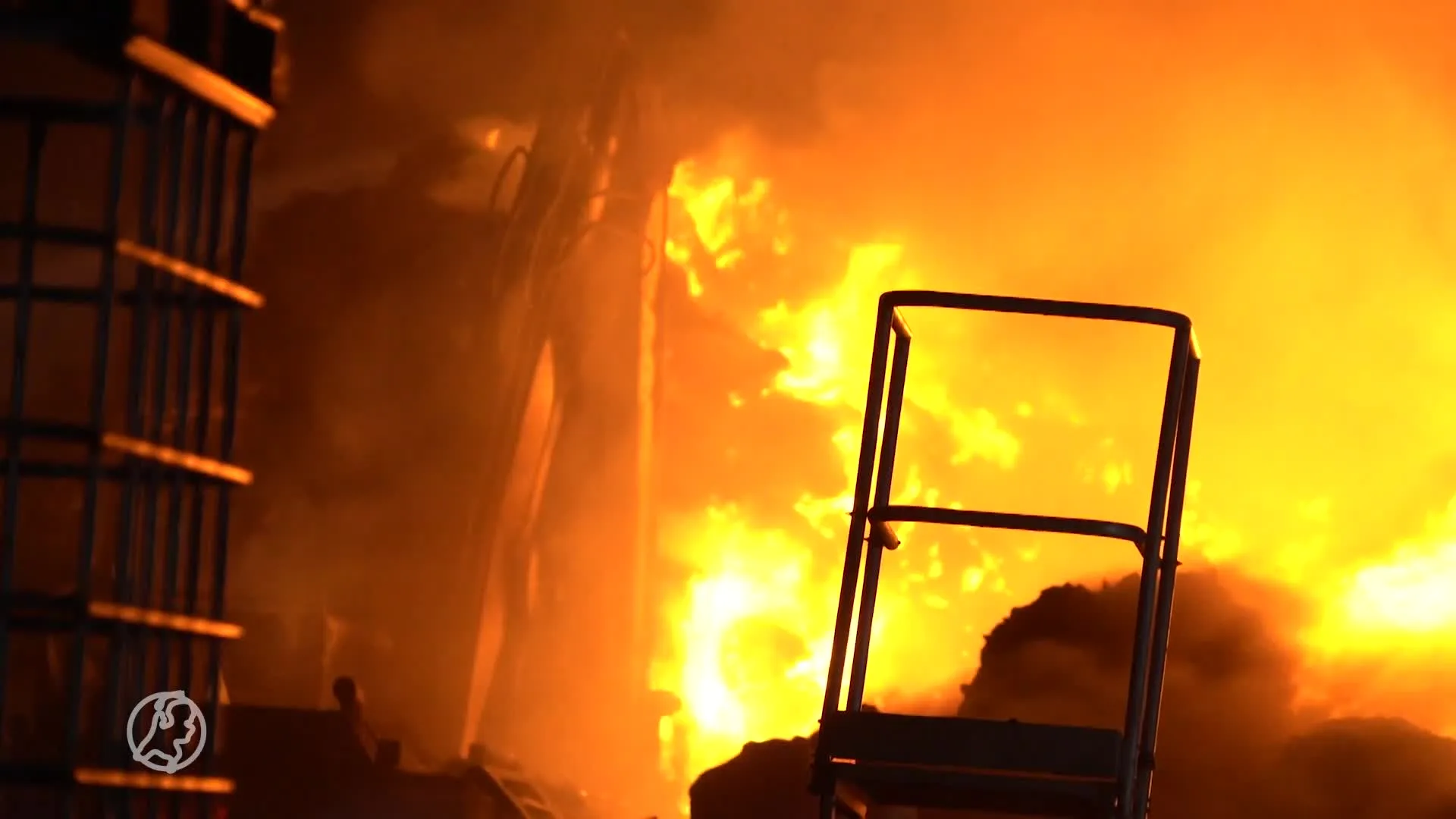 Zeer grote brand bij afvalverwerker in Genemuiden