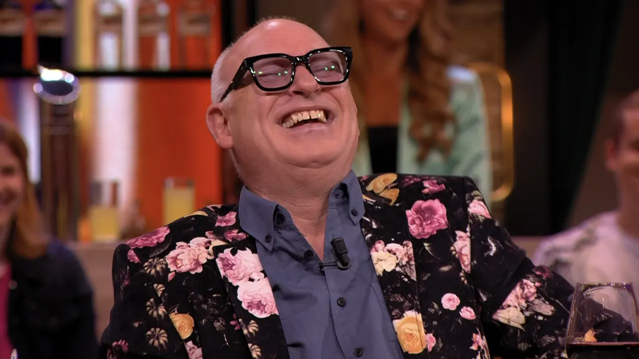 René heeft excentriek jasje aangedaan: ‘Dit ga ik aan Job Knoester geven!’