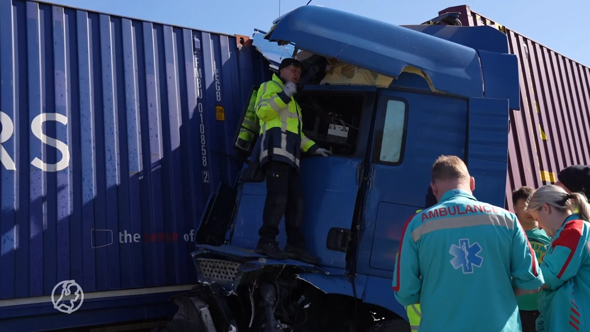 Vrachtwagencabine bijna geplet bij botsing, chauffeur heeft engeltje op schouder