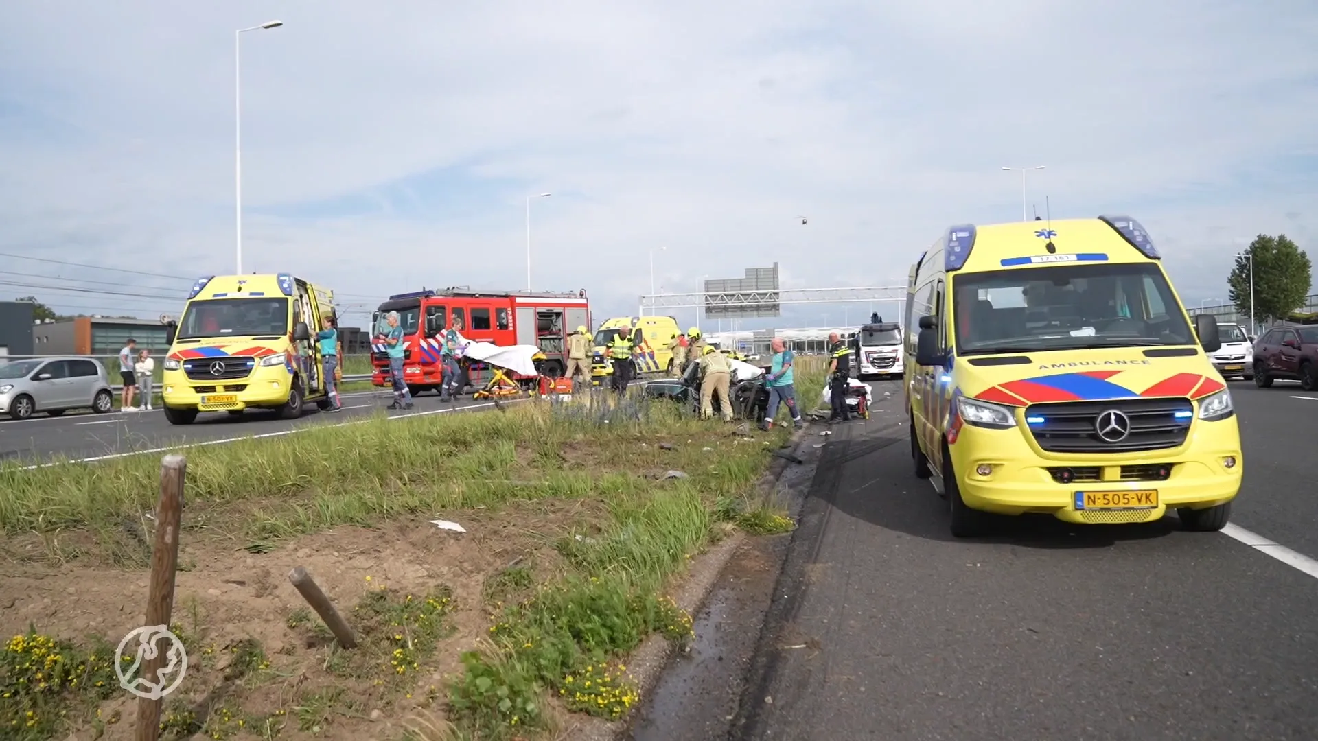Dode en twee gewonden bij zeer zwaar ongeluk, A15 deels afgesloten