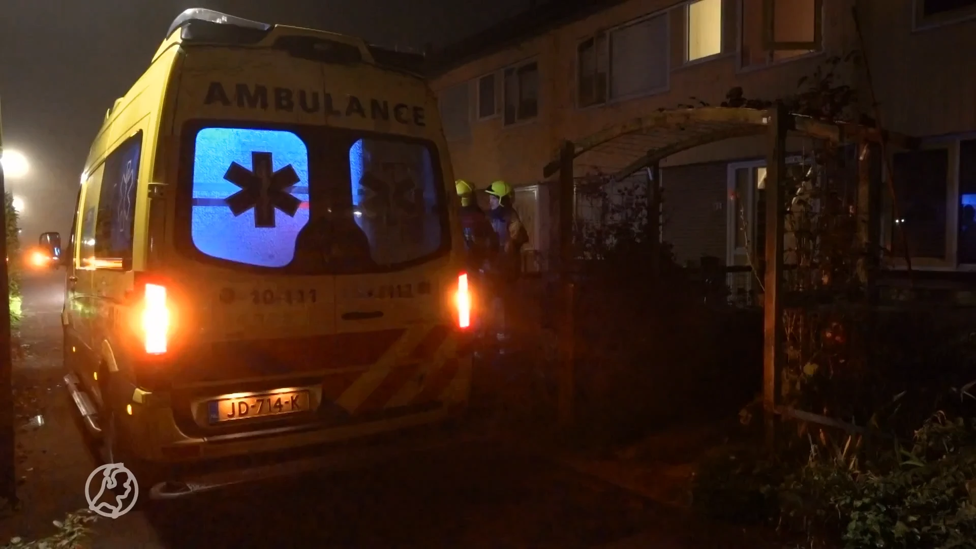 Stel steekt barbecue aan in huis om warm te blijven en wordt onwel door rook