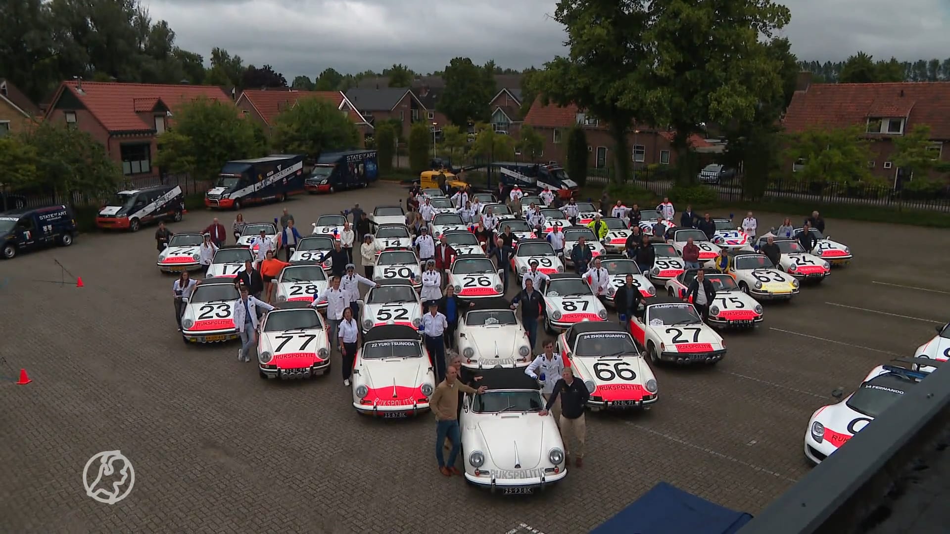 Nostalgie ten top: tientallen Porsches van de rijkspolitie bij elkaar voor recordpoging