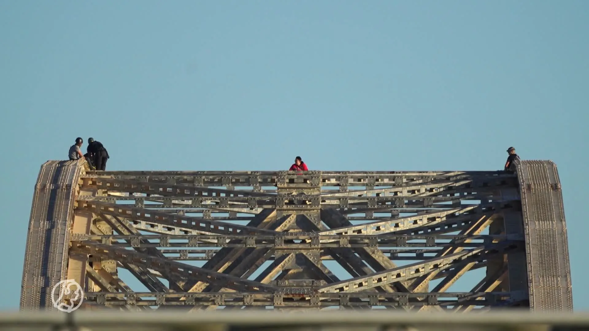 Persoon klimt op Waalbrug in Nijmegen en blijft urenlang op de top zitten