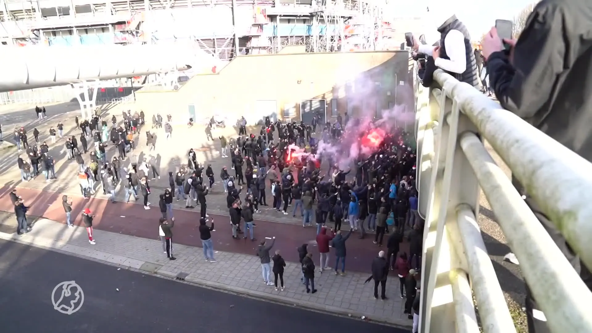Feyenoord-supporters zorgen voor onrust bij De Kuip