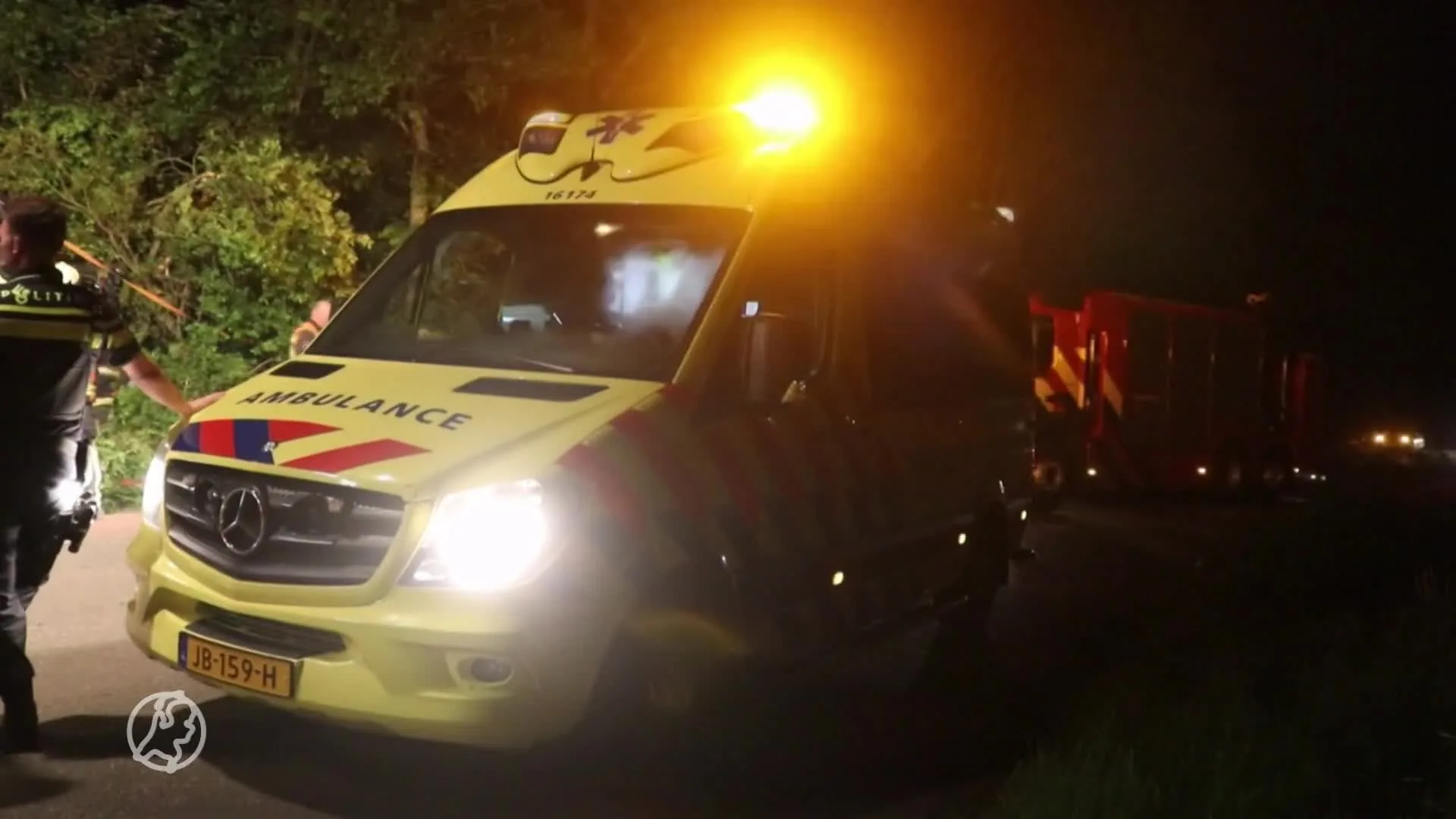 Dronken automobiliste vliegt uit de bocht en belandt in een b...