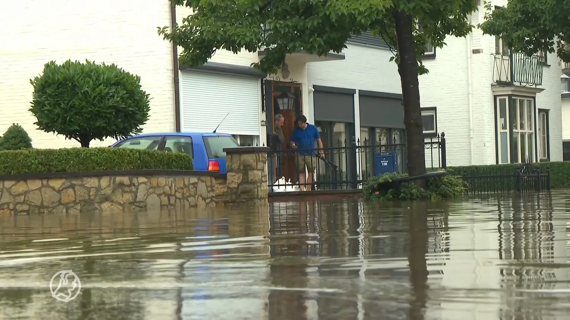 Pittoresk Valkenburg verandert in stromende rivier, stroom valt uit