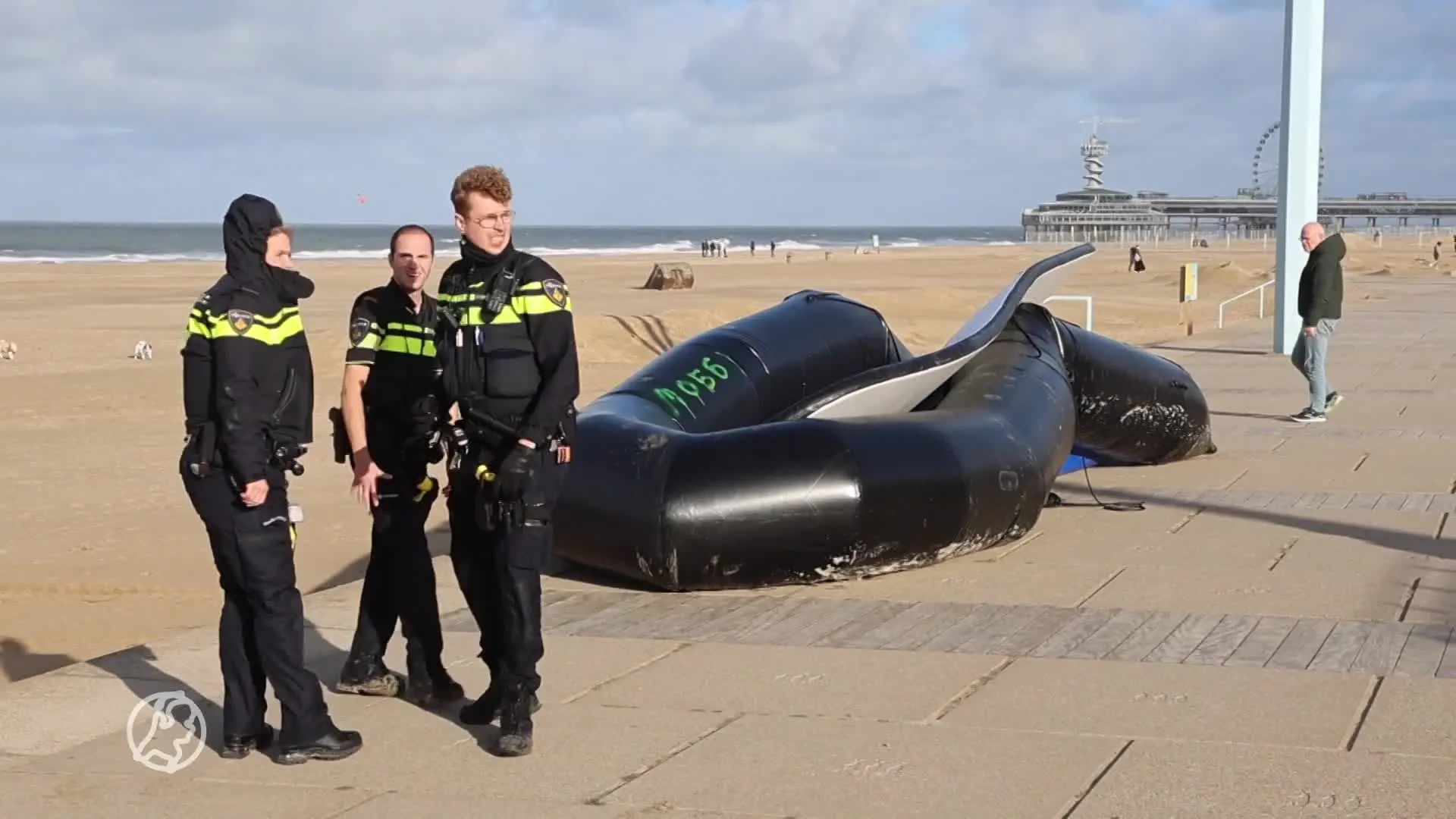 Rubberboot spoelt aan bij Scheveningen