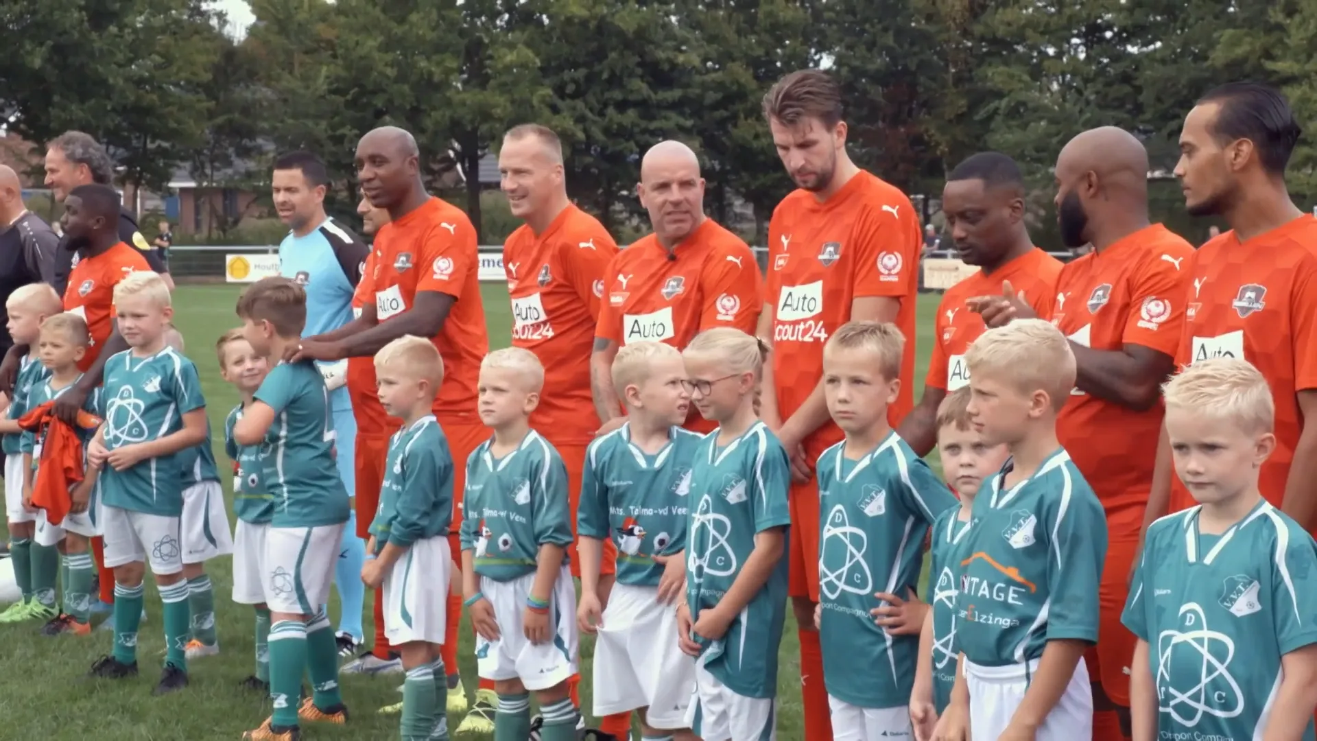 Andy met oud SPORTKAMERADEN op het VOETBALVELD
