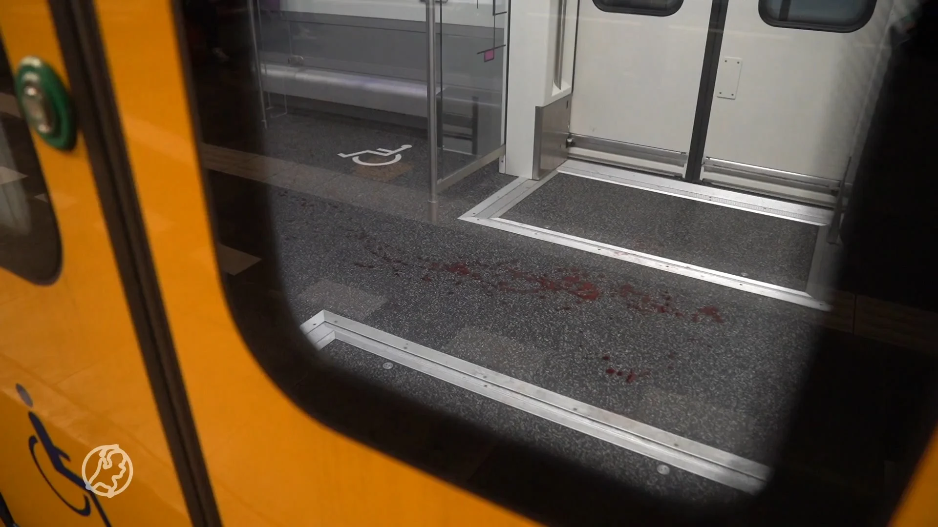 Man in trein bij station Rotterdam Blaak in gezicht gestoken