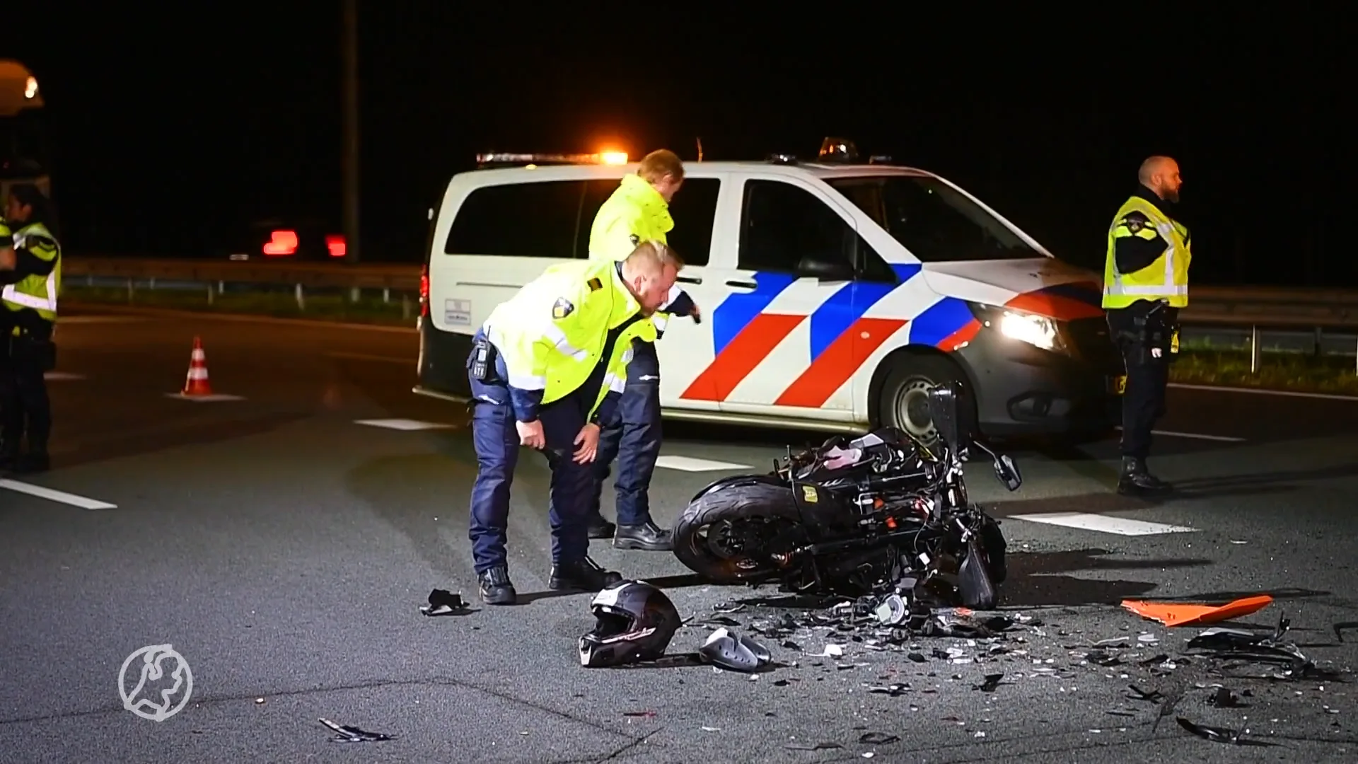 Motorrijder rijdt achterop stilstaande auto op A2, snelweg dicht