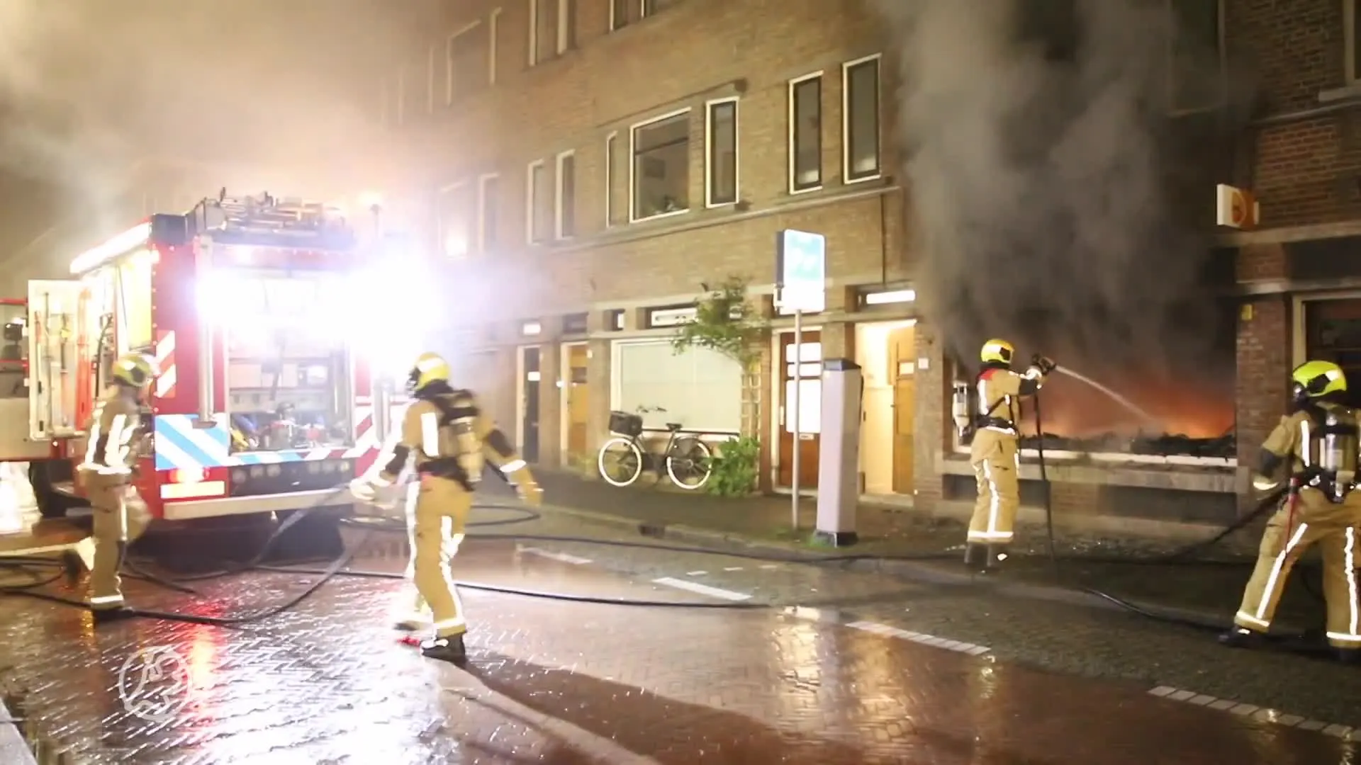 Gezin met klein kind in Den Haag van dak gered na uitbreken b...