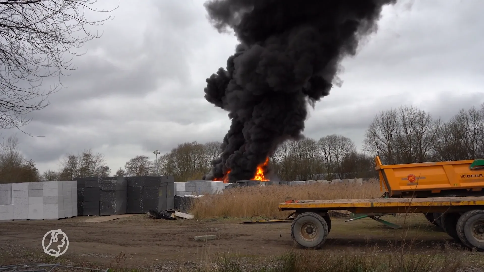 Dikke rookwolken bij enorme brand in piepschuimopslag, twee mensen opgepakt