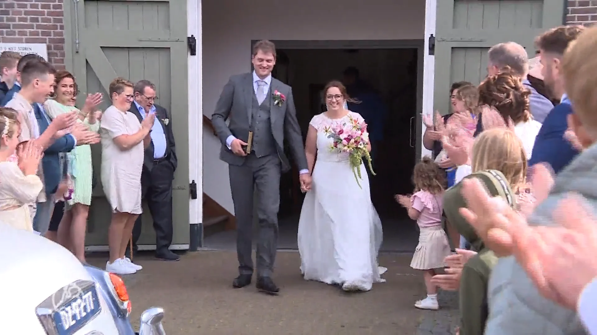 File op de snelweg door storm? Dan maar bruidsfotoshoot tussen de auto's