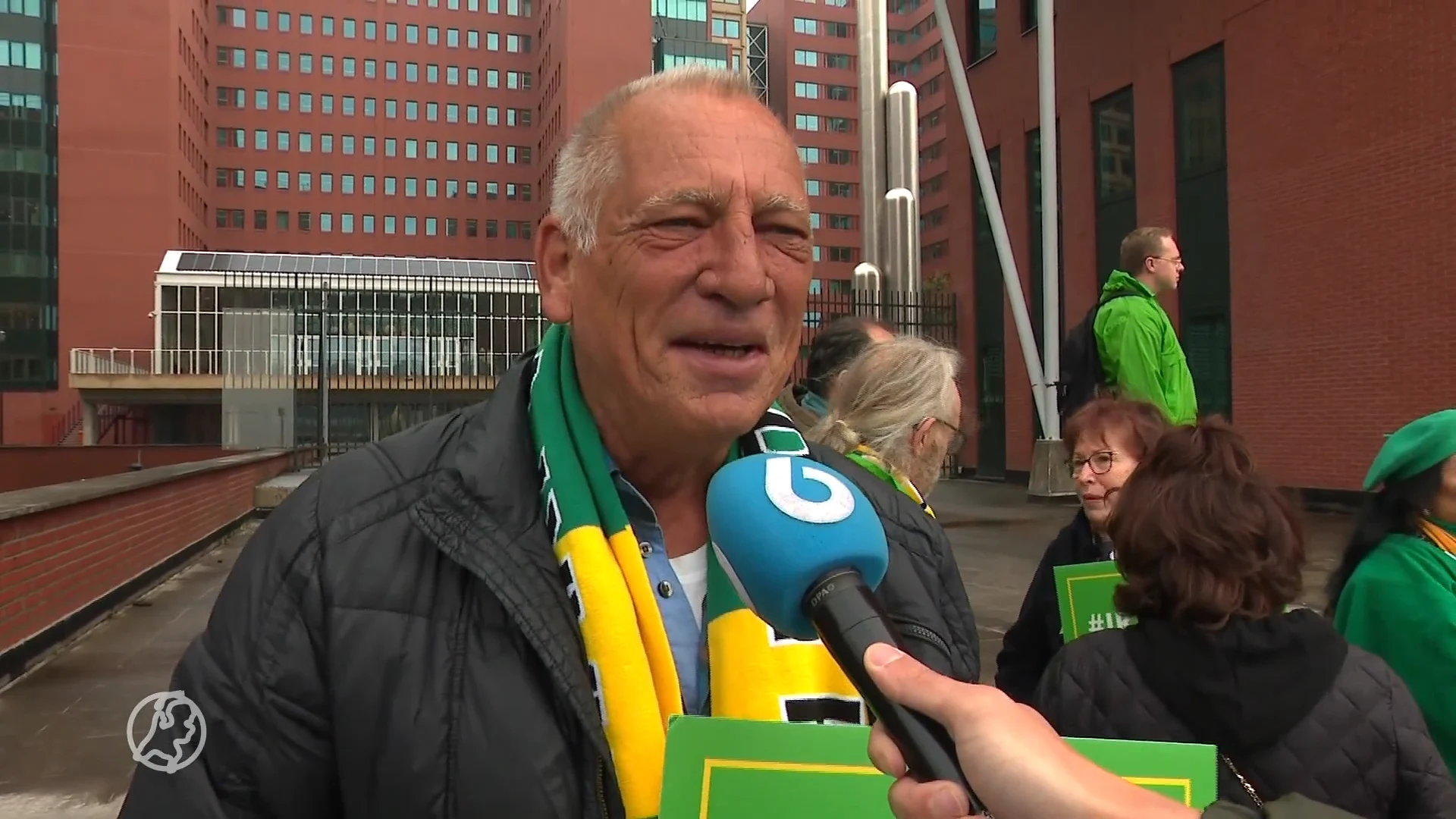 Sympathisanten bij rechtbank Rotterdam voor uitspraak zaak-De Mos: 'Vertrouwen in goede afloop'