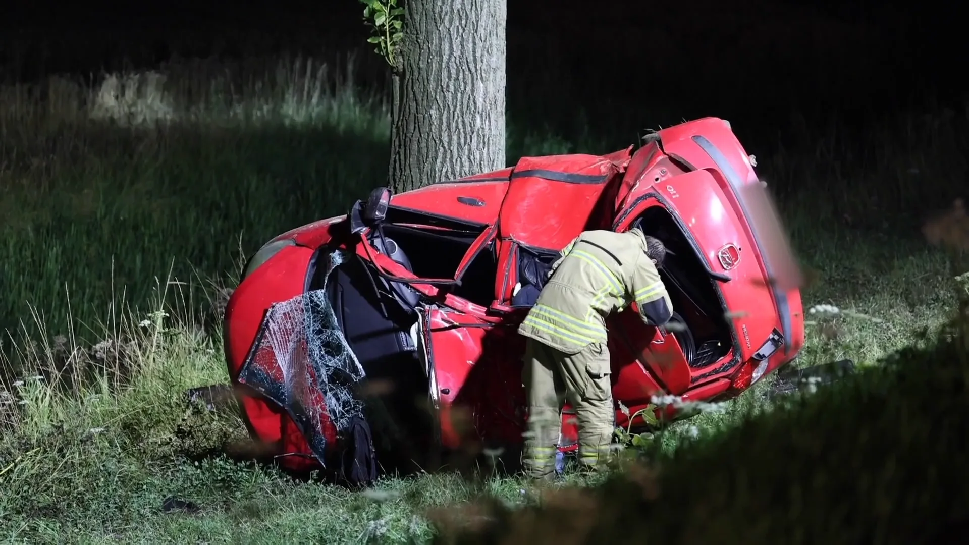 Auto raakt van de weg en crasht tegen boom in Dordrecht, man (23) komt om