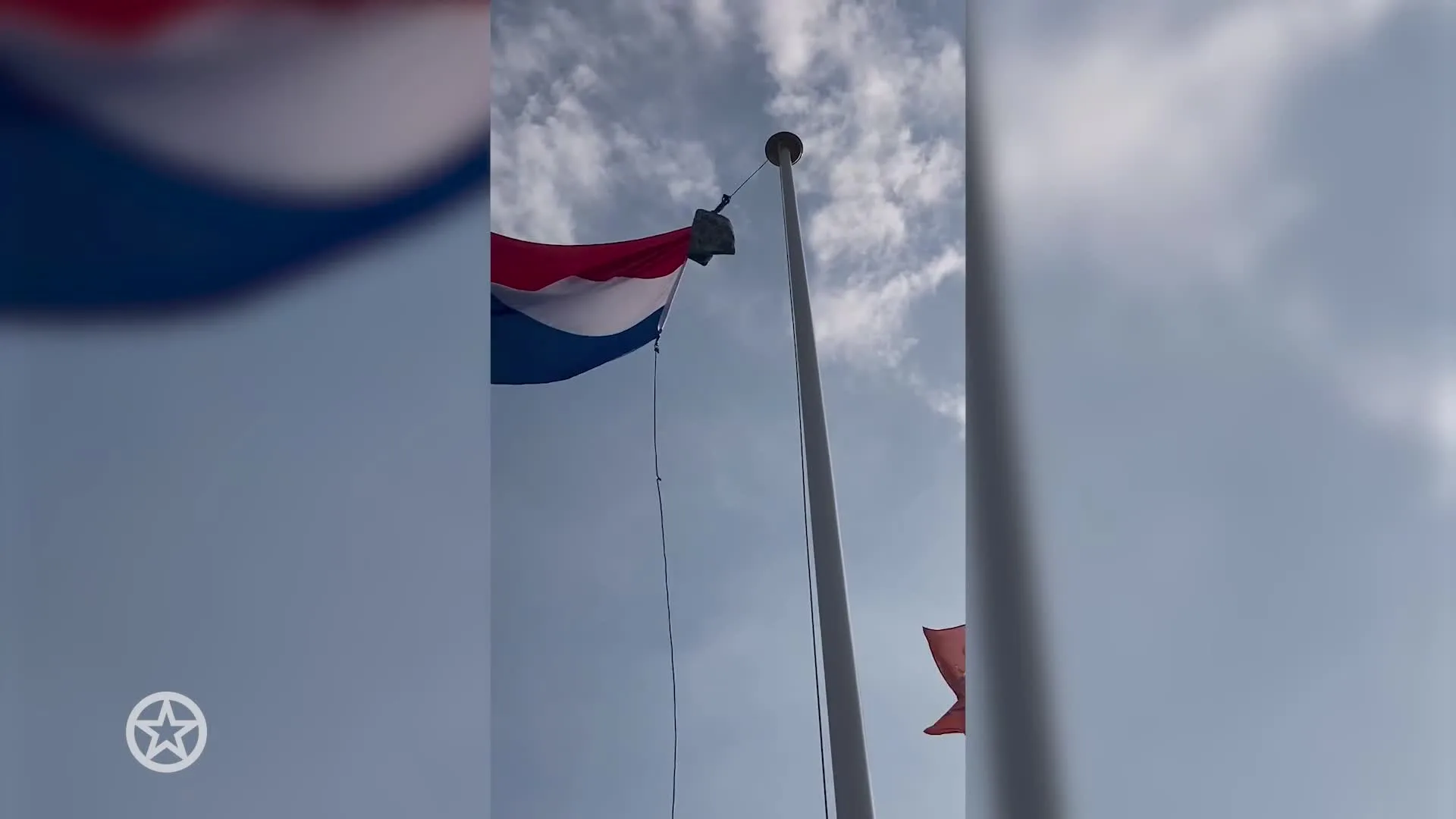 Prinses Alexia hijst de vlag en schooltas op Huis ten Bosch