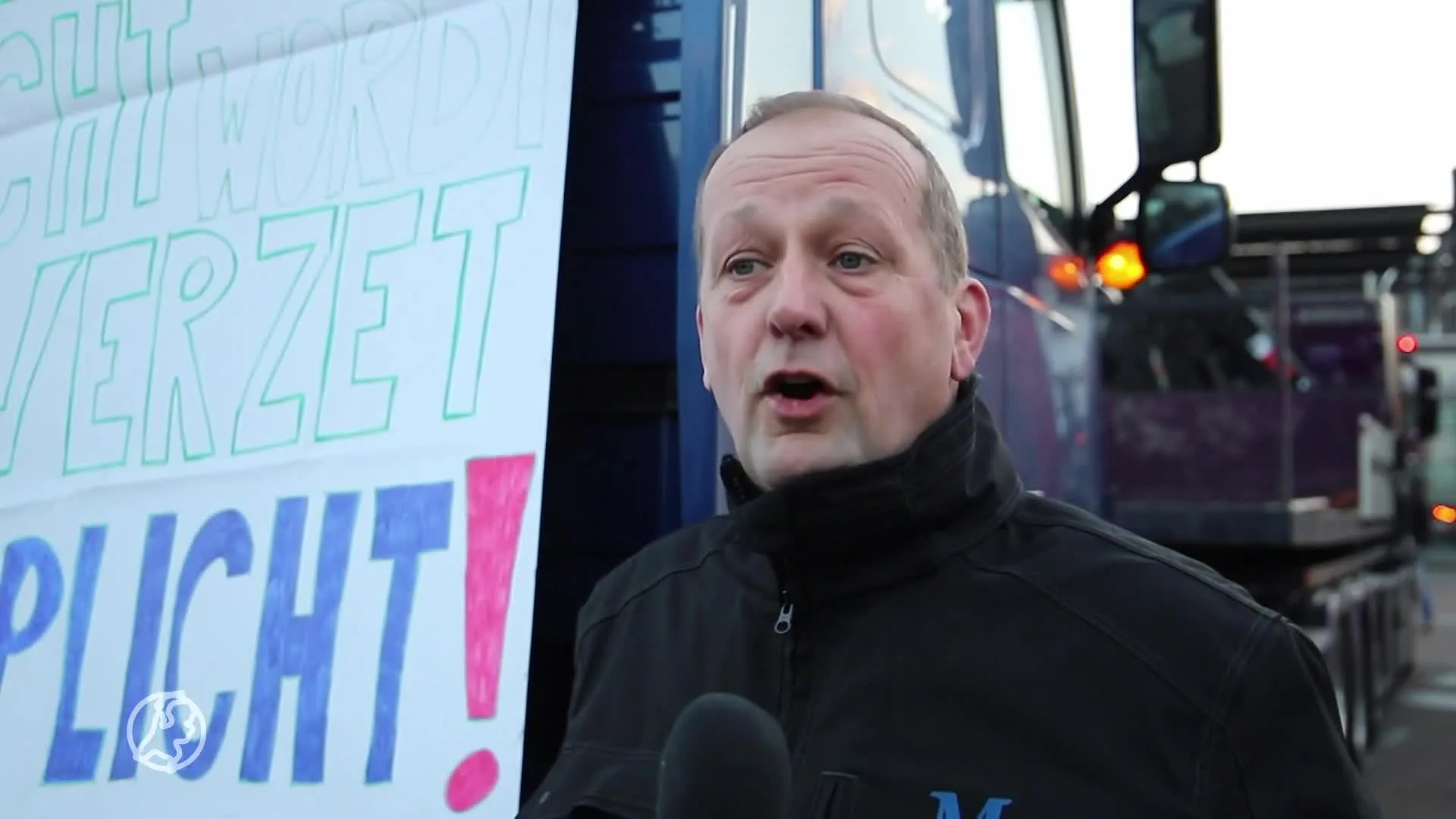 Vrachtwagens, trekkers en auto's in konvooi tegen de coronamaatregelen