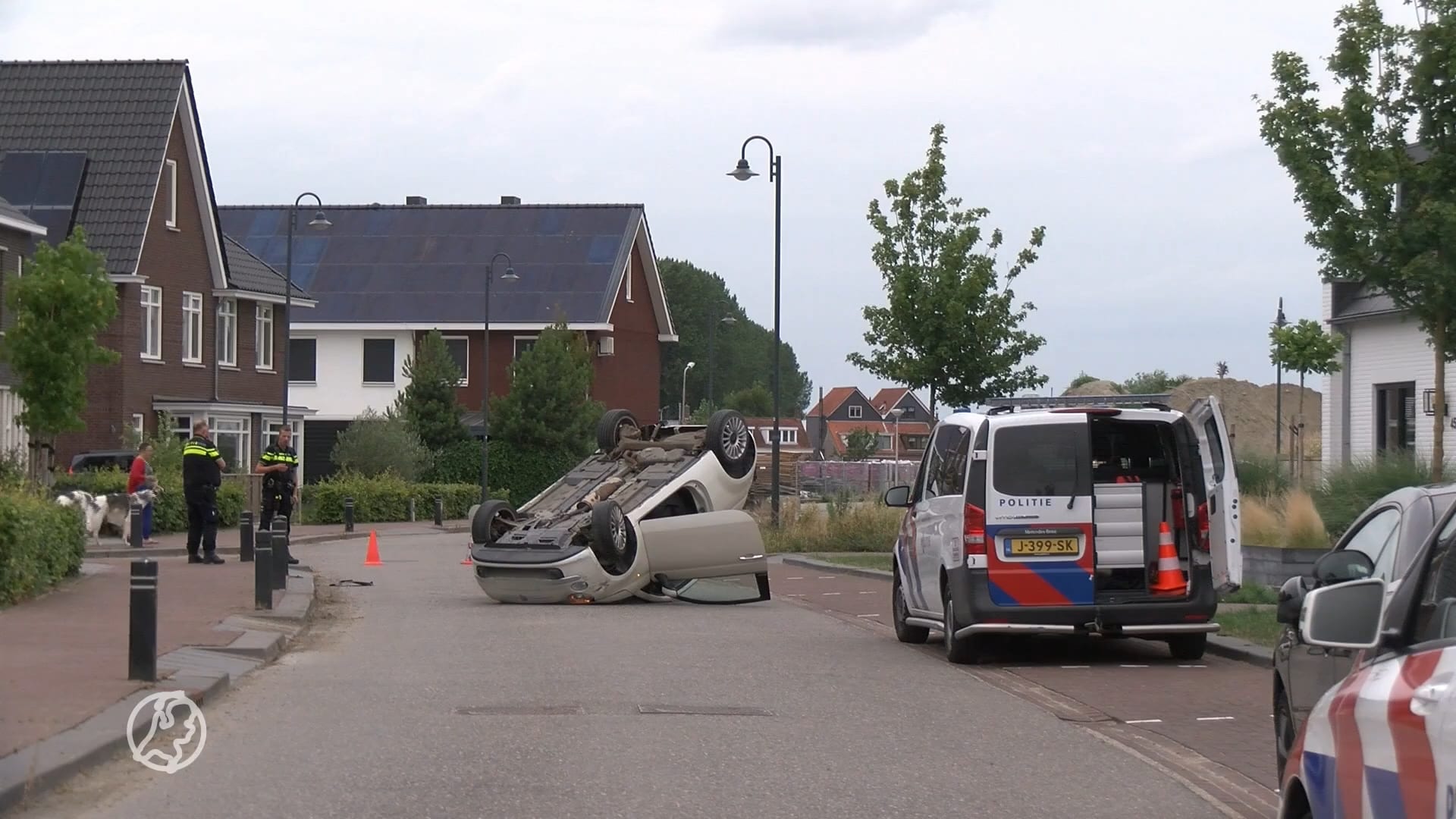 Bizar: auto raakt paaltje en slaat over de kop in woonwijk in Goes