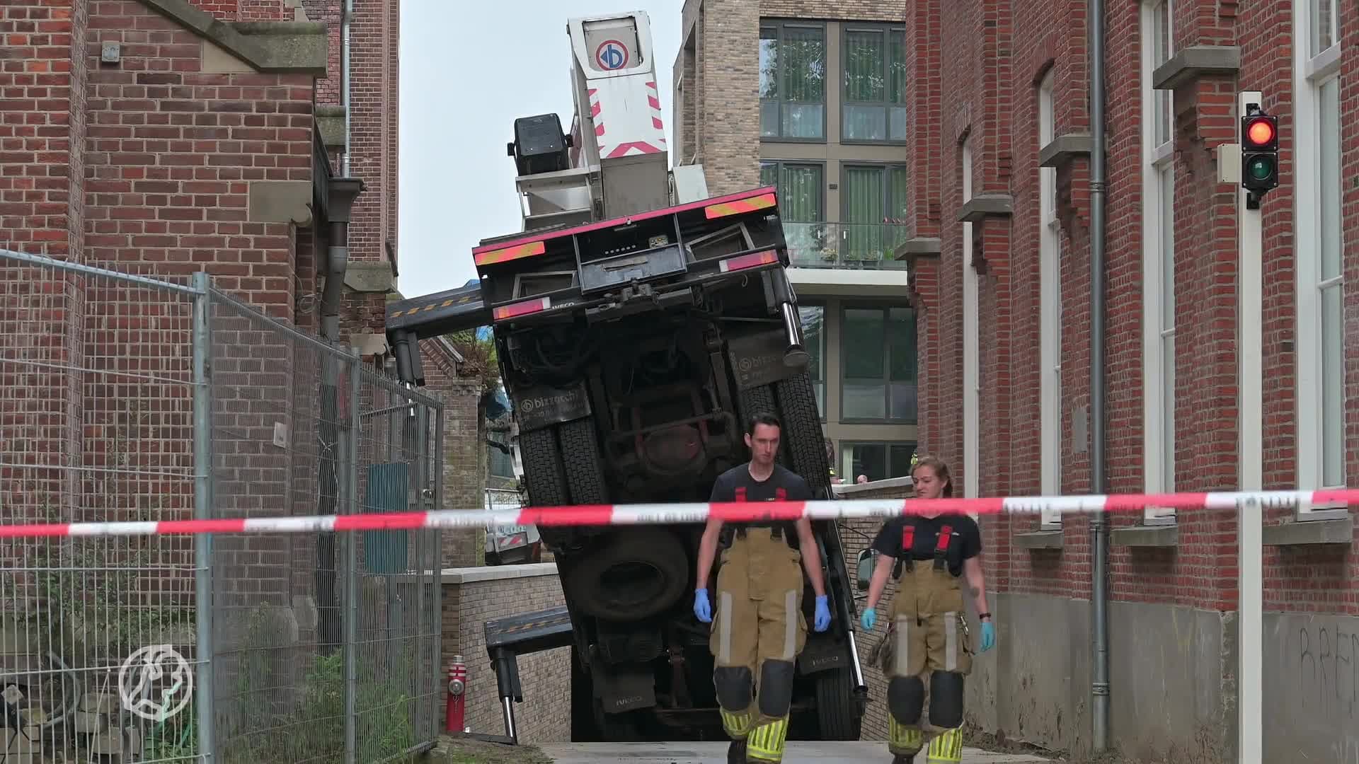 Bouwkraan valt om in Breda en man stort naar beneden