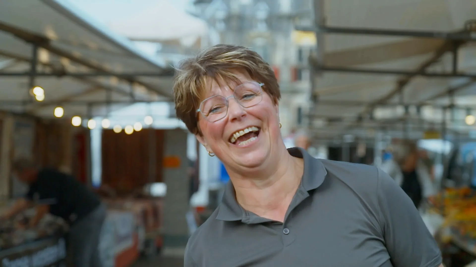GOEDLACHSE marktkoopvrouw trekt VEEL KLANTEN
