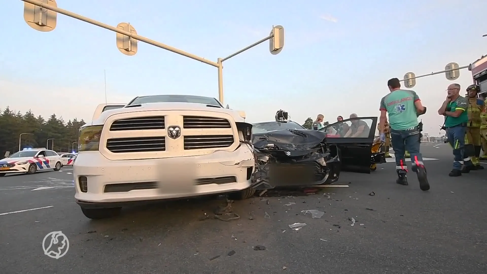 Twee volwassenen en baby gewond bij auto-ongeluk