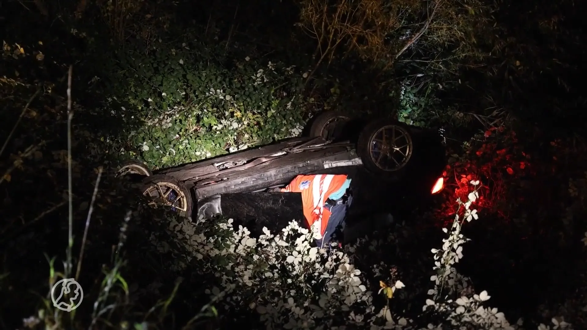 Drankrijder veroorzaakt ongeval, auto eindigt op zijn kop in greppel