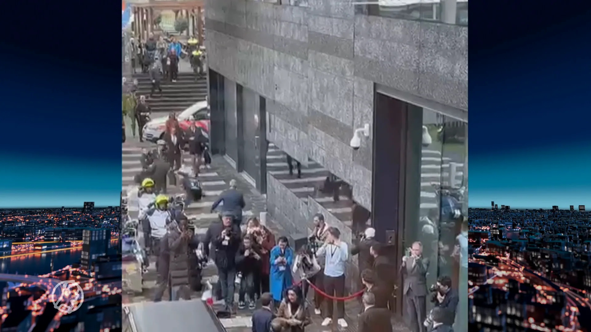 Man en vrouw stormen af op Macron, worden getackeld en opgepakt