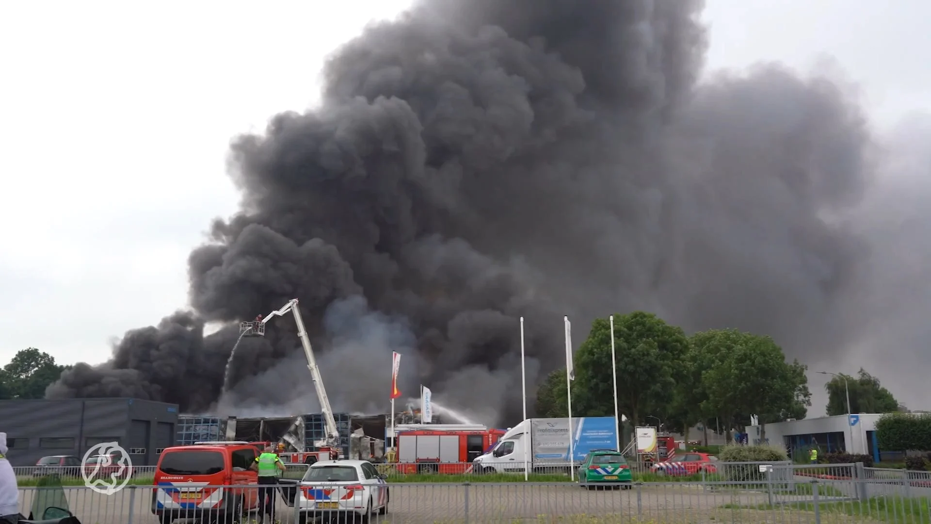 Bedrijfspand in Veendam verwoest door brand, geen gewonden gevallen