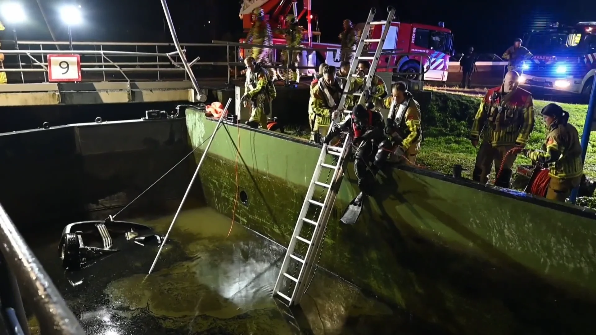 Auto belandt op zijn kop in sluis, inzittende overleden