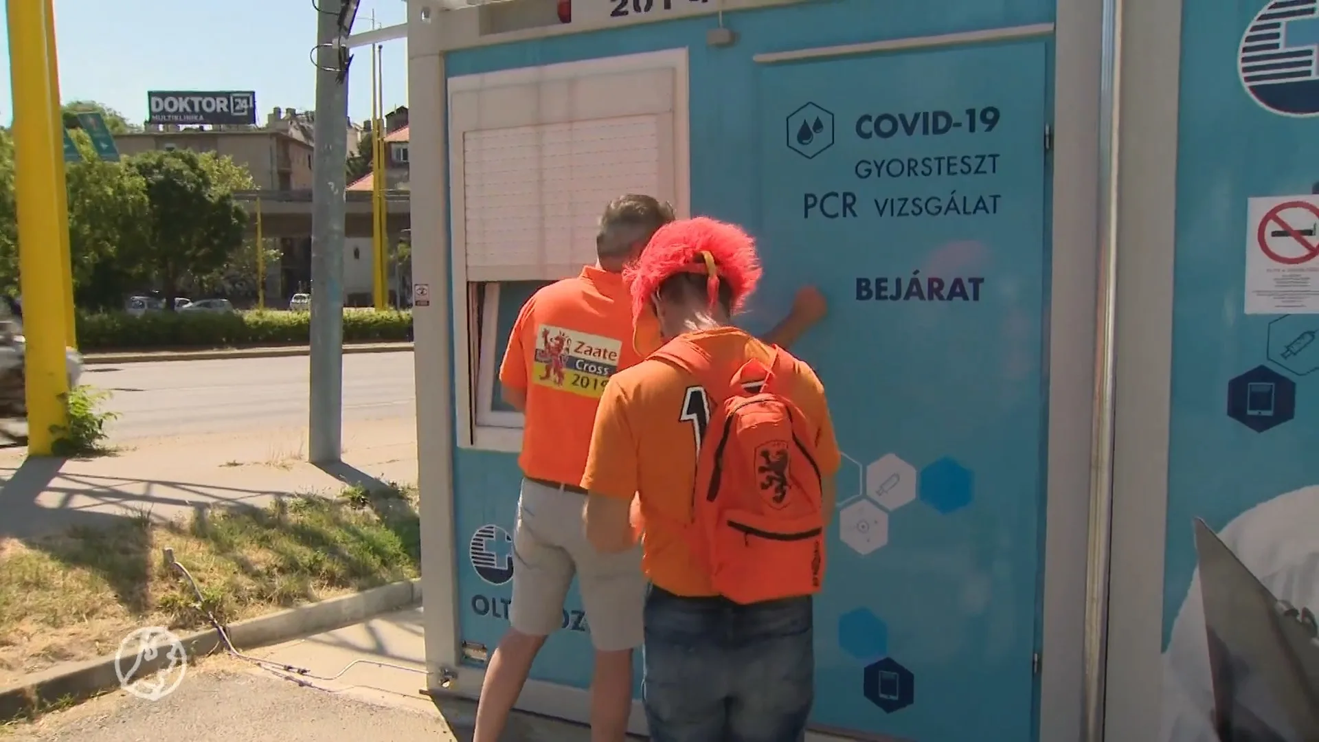 Oranjefans door de teststraat in Boedapest