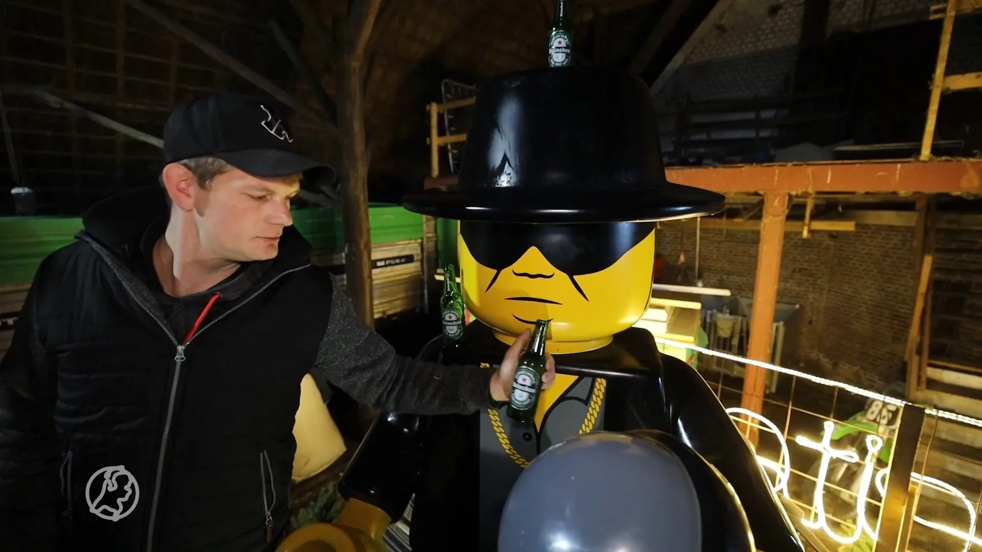 Ontvoerd Legobeeld Hazes duikt op in Friese Oldeberkoop, blijkt stunt oudejaarsvereniging