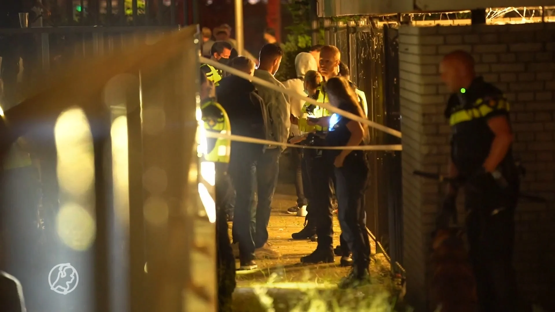 Politie deelt honderden boetes uit bij illegale rave in Deven...