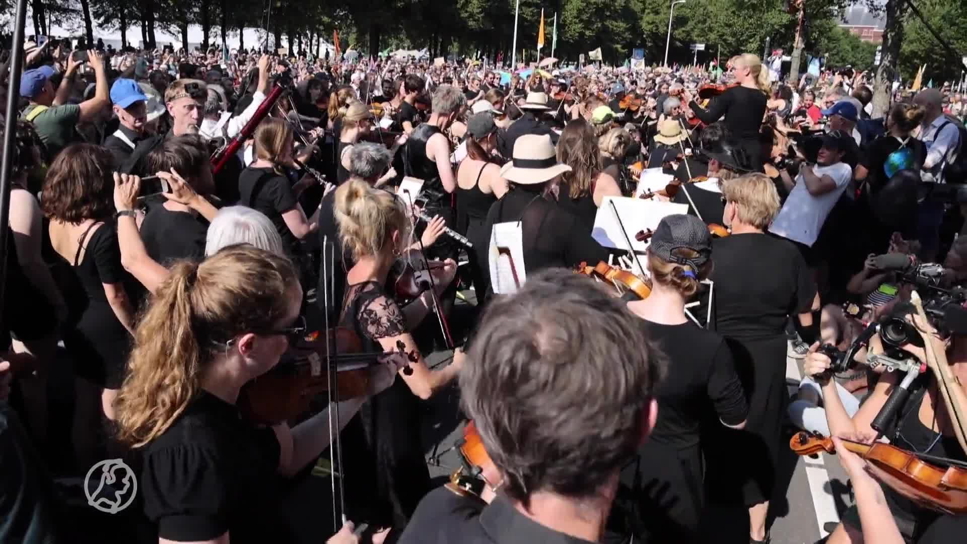 Duizenden klimaatactivisten lopen A12 weer op voor blokkade, politie houdt ze tegen