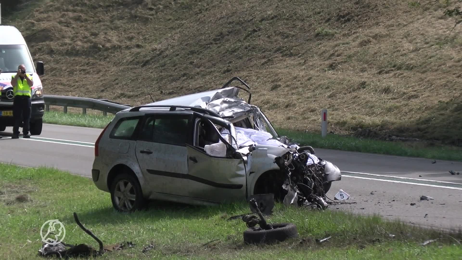 Automobilist overleden na frontaal ongeluk met vrachtwagen