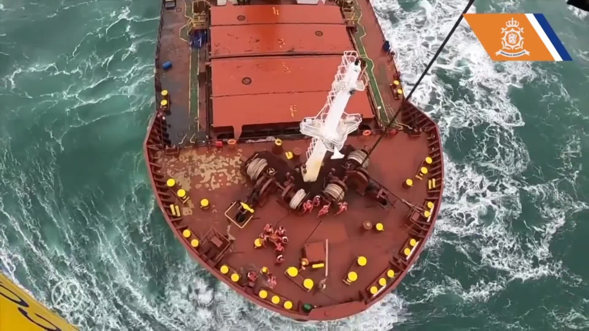 ZIEN: spectaculaire beelden van reddingsactie stormschip Julietta D
