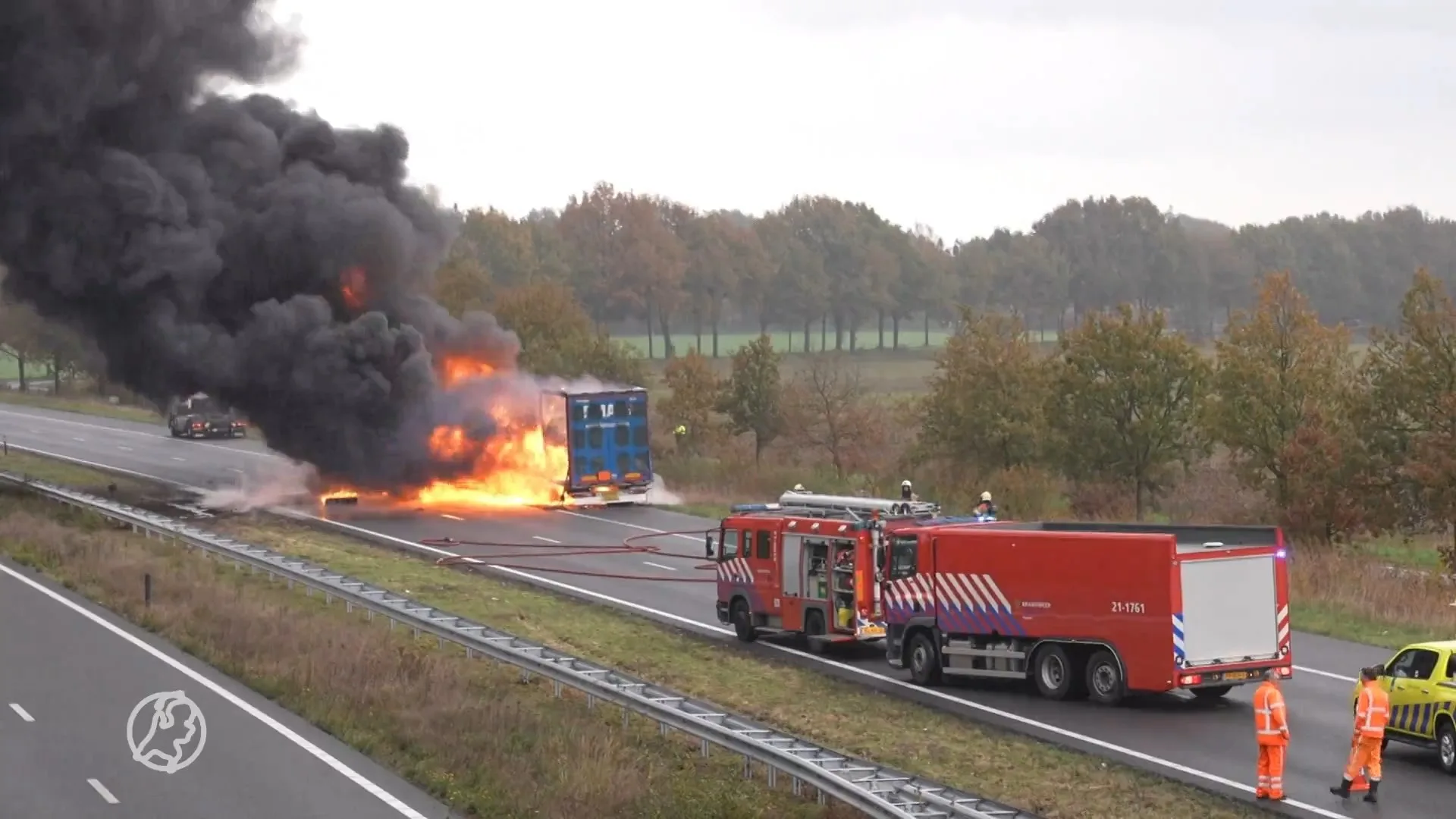 Oplegger met verfstoffen vliegt in brand op A50 bij Herpen