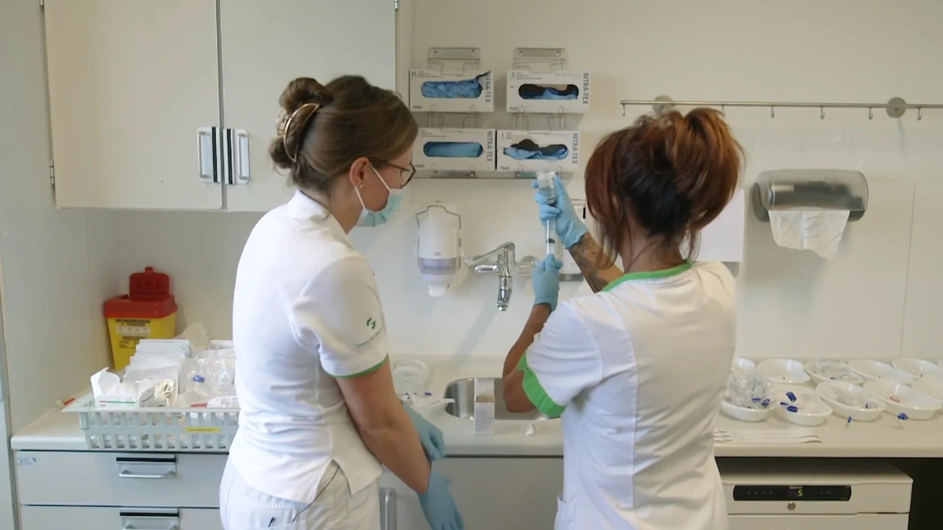 Rachel moet aan de slag met grote naalden