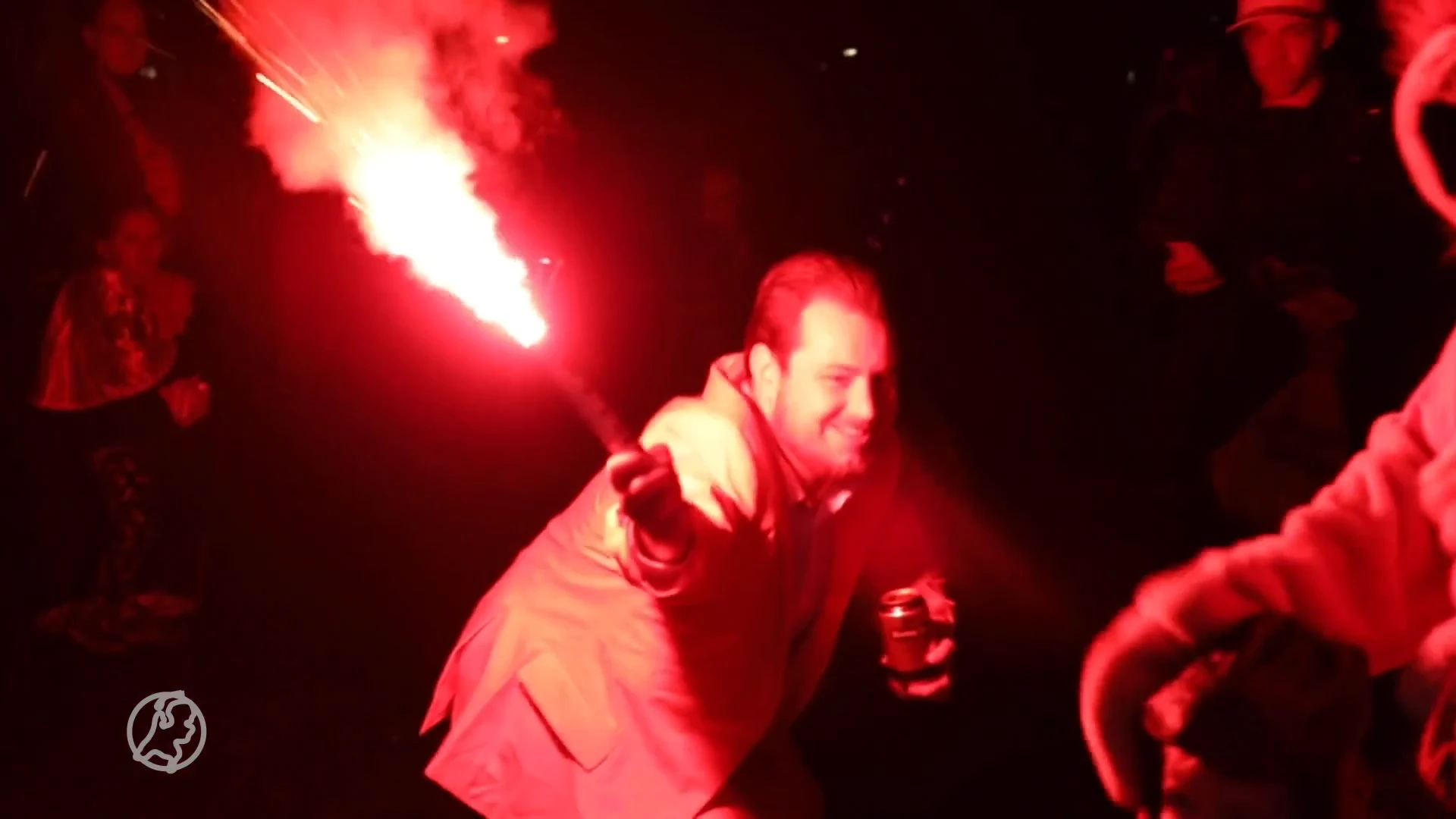 Honderden vieren groot feest op Oranjerotonde na winst Nederland op Qatar